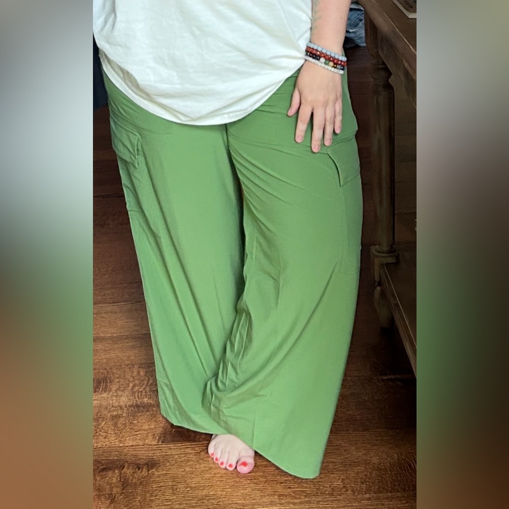 Athleta Baja Green (limited edition color) Cargo Pants 14P